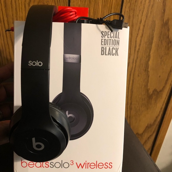Special Edition Beats Solo 3 Wireless Headphones - Picture 5 of 5
